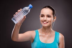 Kobieta robi sportom z butelką świeża woda obraz stock Kobieta robi sportom z butelką świeża woda obraz stock