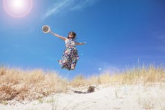 Kobieta skacze na plaży fotografia stock Kobieta skacze na plaży fotografia stock