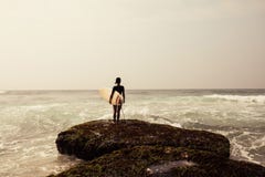 Kobieta surfingowiec z surfboard obraz royalty free Kobieta surfingowiec z surfboard obraz royalty free