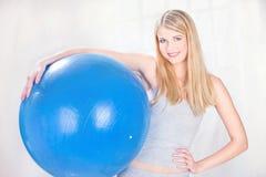 Kobieta trzyma błękitnych pilates balowi zdjęcia stock Kobieta trzyma błękitnych pilates balowi zdjęcia stock