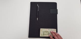 Kobieta trzyma palce na jeden yinhang banknocie fotografia stock Kobieta trzyma palce na jeden yinhang banknocie fotografia stock
