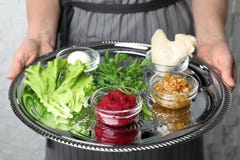 Kobieta trzyma tradycyjnego Passover Pesach Seder talerza z symbolicznym posiłkiem zdjęcie stock Kobieta trzyma tradycyjnego Passover Pesach Seder talerza z symbolicznym posiłkiem zdjęcie stock