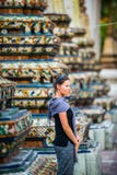 Kobieta turysta podziwia Wat Pho Świątynny Bangkok Tajlandia zdjęcia stock Kobieta turysta podziwia Wat Pho Świątynny Bangkok Tajlandia zdjęcia stock