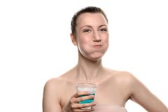 Kobieta używa mouthwash podczas oralnej higieny rutyny obraz royalty free Kobieta używa mouthwash podczas oralnej higieny rutyny obraz royalty free