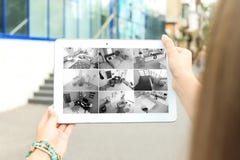 Kobieta używa pastylkę dla monitorować CCTV kamery zdjęcia royalty free Kobieta używa pastylkę dla monitorować CCTV kamery zdjęcia royalty free