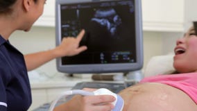 Kobieta W Ciąży I partner Ma ultradźwięku obraz cyfrowego zbiory Kobieta W Ciąży I partner Ma ultradźwięku obraz cyfrowego zbiory