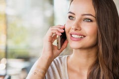 Kobieta w kawiarni pić kawowy i używać jej telefon komórkowego zdjęcie stock Kobieta w kawiarni pić kawowy i używać jej telefon komórkowego zdjęcie stock