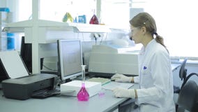 Kobieta w laboratorium badaniu badanie w laboratorium badawczym kobieta naukowa pracy w laboratorium atrakcyjny zbiory Kobieta w laboratorium badaniu badanie w laboratorium badawczym kobieta naukowa pracy w laboratorium atrakcyjny zbiory