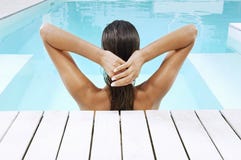 Kobieta W Pływackim basenie Ciągnie Z powrotem włosy Przy Poolside zdjęcie royalty free Kobieta W Pływackim basenie Ciągnie Z powrotem włosy Przy Poolside zdjęcie royalty free