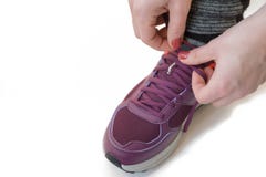 kobieta wiąże shoelaces w działających butach odizolowywających na bielu obraz stock kobieta wiąże shoelaces w działających butach odizolowywających na bielu obraz stock