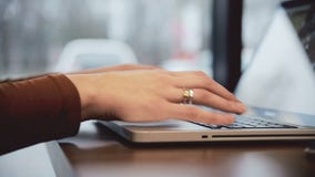 Kobieta wręcza działanie na laptopie w cukiernianym suwaka dobrze zbiory wideo Kobieta wręcza działanie na laptopie w cukiernianym suwaka dobrze zbiory wideo