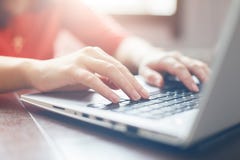 Kobieta wręcza pisać na maszynie na klawiaturze laptopu surfingu Internetowi i texting przyjaciele przez ogólnospołecznych sieci, Kobieta wręcza pisać na maszynie na klawiaturze laptopu surfingu Internetowi i texting przyjaciele przez ogólnospołecznych sieci,