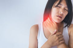 Kobieta z bólem w szyi, Żeńska ręka dotyka jej bolesnego cervix zdjęcie stock Kobieta z bólem w szyi, Żeńska ręka dotyka jej bolesnego cervix zdjęcie stock