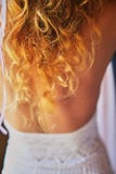 Kobieta z czerwonym kędzierzawym włosy w biali sundress Miedzianowłosa dziewczyna z bladą skórą, jaskrawym niezwykłym pojawieniem fotografia royalty free Kobieta z czerwonym kędzierzawym włosy w biali sundress Miedzianowłosa dziewczyna z bladą skórą, jaskrawym niezwykłym pojawieniem fotografia royalty free
