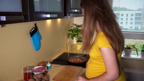 Kobieta z dużym brzuszkiem przygotowywa gościa restauracji w kuchni zdjęcie wideo Kobieta z dużym brzuszkiem przygotowywa gościa restauracji w kuchni zdjęcie wideo