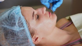 Kobieta z twarzową maską, zdroju traktowanie Antiage piękna procedura zdjęcie wideo Kobieta z twarzową maską, zdroju traktowanie Antiage piękna procedura zdjęcie wideo