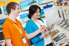 Kobieta zakupy przy elektronika supermarketem obrazy stock Kobieta zakupy przy elektronika supermarketem obrazy stock