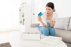 Kobieta znajduje jej kredytową kartę ma problem obraz stock Kobieta znajduje jej kredytową kartę ma problem obraz stock