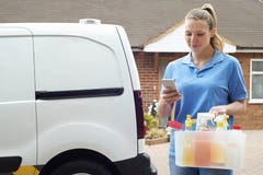 Kobiety Cleaning Działający Mobilny biznes Sprawdza wiadomości tekstowe Zdjęcie Royalty Free Kobiety Cleaning Działający Mobilny biznes Sprawdza wiadomości tekstowe Zdjęcie Royalty Free