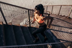 Kobiety działający up schody wzdłuż plaży obraz stock Kobiety działający up schody wzdłuż plaży obraz stock