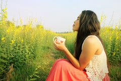 Kobiety kawowa morming natura Fotografia Stock Kobiety kawowa morming natura Fotografia Stock