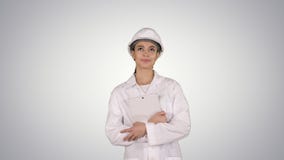 Kobiety lekarki inżyniera odprowadzenie z cyfrową pastylką na gradientowym tle zdjęcie royalty free Kobiety lekarki inżyniera odprowadzenie z cyfrową pastylką na gradientowym tle zdjęcie royalty free