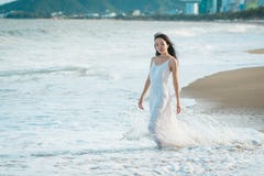 Kobiety odprowadzenie na plaży w lecie Szczęśliwa multiracial Azjatycka dziewczyna iść morze zdjęcia stock Kobiety odprowadzenie na plaży w lecie Szczęśliwa multiracial Azjatycka dziewczyna iść morze zdjęcia stock
