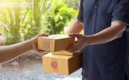 Kobiety otrzymywają pakuneczki od fachowego dostawa personelu obraz stock Kobiety otrzymywają pakuneczki od fachowego dostawa personelu obraz stock