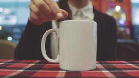 Kobiety pije kawę w kawiarni Żeńskiego fertania gorący napój zdjęcie wideo Kobiety pije kawę w kawiarni Żeńskiego fertania gorący napój zdjęcie wideo