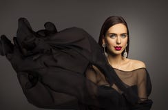 Kobiety piękna Makeup, moda modela portret, Macha Czarną tkaninę zdjęcie royalty free Kobiety piękna Makeup, moda modela portret, Macha Czarną tkaninę zdjęcie royalty free