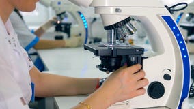 Kobiety pracują z biomicroscope w laboratorium zbiory Kobiety pracują z biomicroscope w laboratorium zbiory