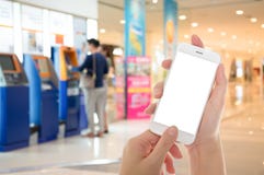 Kobiety ręka pokazuje mądrze telefon obraz stock Kobiety ręka pokazuje mądrze telefon obraz stock