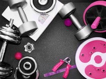 Kobiety ` s bawi się stanika, nożnego artykuły, Dumbbell i jabłka, Sprawności fizycznej odzież a obraz stock Kobiety ` s bawi się stanika, nożnego artykuły, Dumbbell i jabłka, Sprawności fizycznej odzież a obraz stock