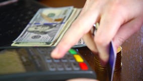 Kobiety ` s ręka płaci bank kartą używać terminal dla zapłaty na tle złociste monety bitcoins _ zbiory wideo Kobiety ` s ręka płaci bank kartą używać terminal dla zapłaty na tle złociste monety bitcoins _ zbiory wideo