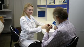 Kobiety senoir mężczyzna ` s doktorska sprawdza temperatura zdjęcie wideo Kobiety senoir mężczyzna ` s doktorska sprawdza temperatura zdjęcie wideo