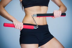 Kobiety szkolenie z Nunchaku fotografia stock Kobiety szkolenie z Nunchaku fotografia stock