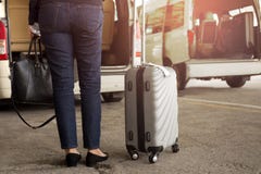 Kobiety turystyczna pozycja z bagażu czekaniem dla taxi obraz stock Kobiety turystyczna pozycja z bagażu czekaniem dla taxi obraz stock