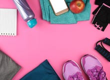 kobiety «s sportswear dla sportów i sprawności fizycznej, obok smartphone z pustym bielu ekranem, hełmofonami i zdjęcie royalty free kobiety «s sportswear dla sportów i sprawności fizycznej, obok smartphone z pustym bielu ekranem, hełmofonami i zdjęcie royalty free