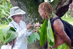 Koch Islander erklärt Westtouristen über das nationale Einheimische lizenzfreie stockfotografie Koch Islander erklärt Westtouristen über das nationale Einheimische lizenzfreie stockfotografie