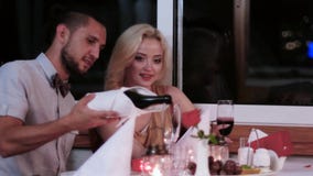 Kochająca para w dniu, romantycznej dacie wieczór dla kochanków, chłopiec i dziewczynach w romantycznym restauraci, walentynki ` zdjęcie wideo Kochająca para w dniu, romantycznej dacie wieczór dla kochanków, chłopiec i dziewczynach w romantycznym restauraci, walentynki ` zdjęcie wideo