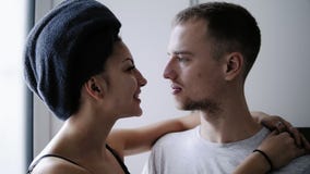 Kochający facet w domowym odziewa uściśnięcia jego uśmiechnięty dziewczyny obsiadanie na windowsill w kuchni Młoda kobieta z zbiory wideo Kochający facet w domowym odziewa uściśnięcia jego uśmiechnięty dziewczyny obsiadanie na windowsill w kuchni Młoda kobieta z zbiory wideo