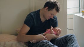 Kochający ojciec trzyma nowonarodzonej córki i całuje ona zbiory wideo Kochający ojciec trzyma nowonarodzonej córki i całuje ona zbiory wideo