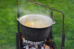 Kochen des Lebensmittels in einem Topf auf Lagerfeuer Kampierendes Konzept des Sommers stockbild Kochen des Lebensmittels in einem Topf auf Lagerfeuer Kampierendes Konzept des Sommers stockbild