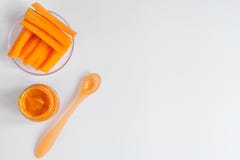 Kochen von gestampften Karotten für Baby auf Draufsicht des weißen Hintergrundes stockfotografie Kochen von gestampften Karotten für Baby auf Draufsicht des weißen Hintergrundes stockfotografie