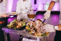 Kocken kött hällde alkohol och uppsättningbrand till arkivbild Kocken kött hällde alkohol och uppsättningbrand till arkivbild