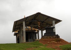 Kodaikanal, tamil nadu India, Czerwiec, - 12, 2010 chałupa kształta Mahalakshmi świątynia na szczyciefal tg0 0n w tym stadium wzg zdjęcia stock Kodaikanal, tamil nadu India, Czerwiec, - 12, 2010 chałupa kształta Mahalakshmi świątynia na szczyciefal tg0 0n w tym stadium wzg zdjęcia stock