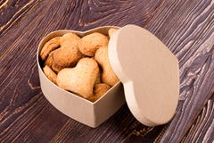 Koekjes in doos met deksel royalty-vrije stock afbeelding Koekjes in doos met deksel royalty-vrije stock afbeelding