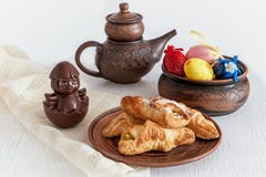 Koekjes, zoete chocolade, kip, ketel met thee, en geschilderde eieren in de Pasen-vakantie stock foto's Koekjes, zoete chocolade, kip, ketel met thee, en geschilderde eieren in de Pasen-vakantie stock foto's