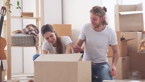 Koele Kaukasische paar uitpakkende schotels in hun nieuwe vlakte in slowmotion Concept het nieuw leven en geluk stock footage Koele Kaukasische paar uitpakkende schotels in hun nieuwe vlakte in slowmotion Concept het nieuw leven en geluk stock footage