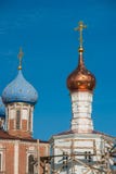 Koepels van ortodoxkerk over de blauwe hemel, Rusland, Ryazan het Kremlin royalty-vrije stock foto Koepels van ortodoxkerk over de blauwe hemel, Rusland, Ryazan het Kremlin royalty-vrije stock foto
